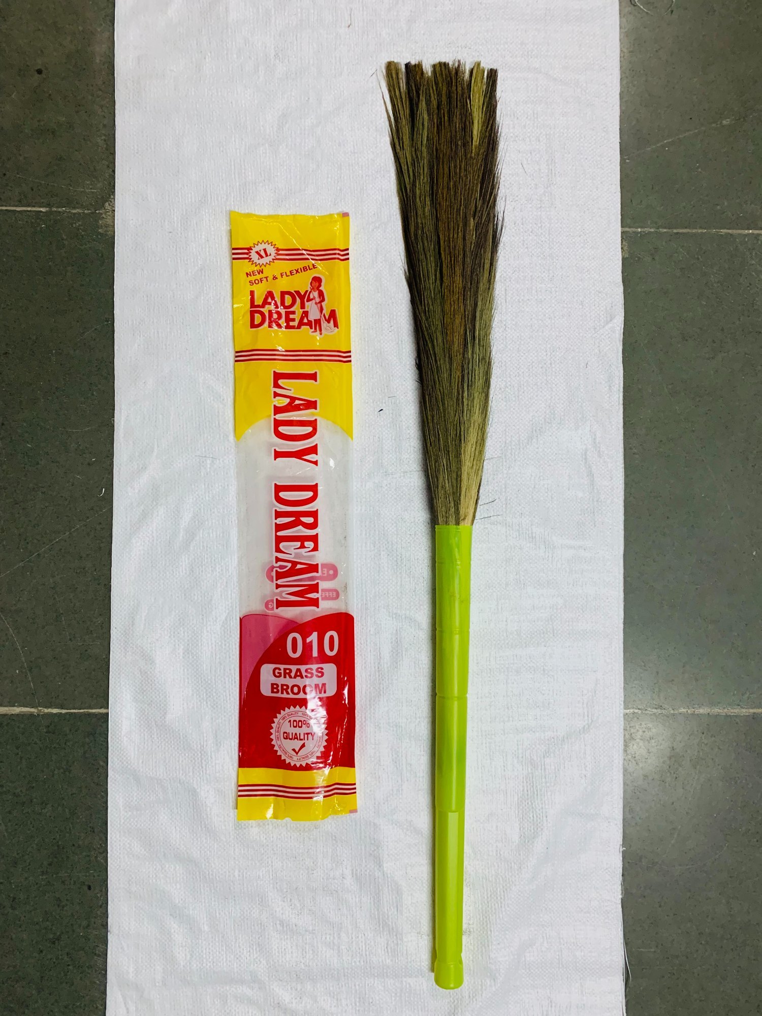 LADY DREAM GRASS BROOM (DUST FREE)